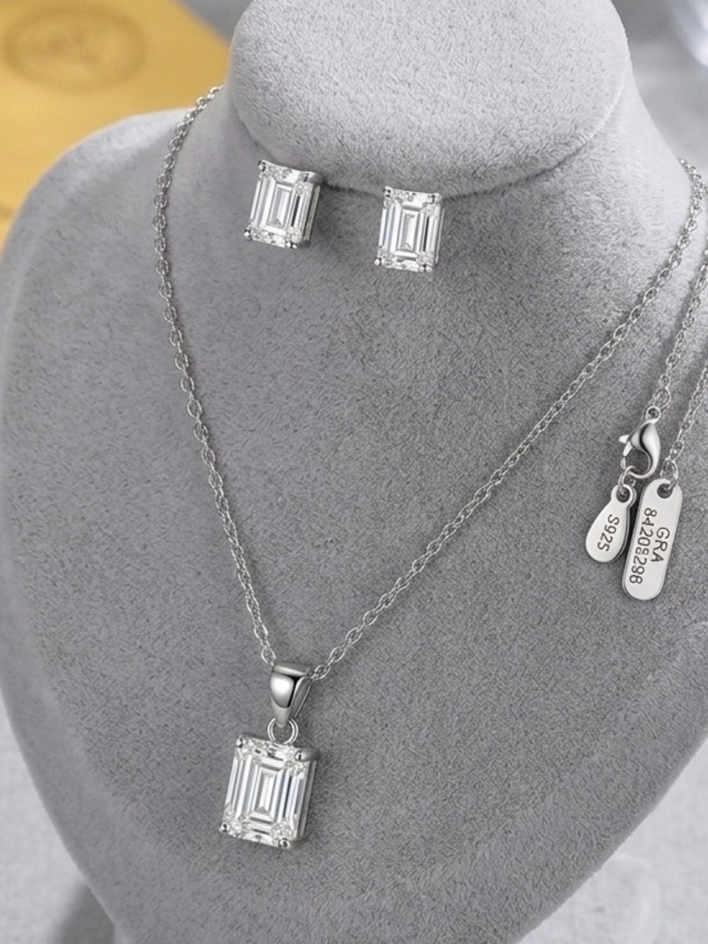 NWT 2Ct Emerald Moissanite Necklace & 1Ct Stud Earrings Set .925 Sterling Silver